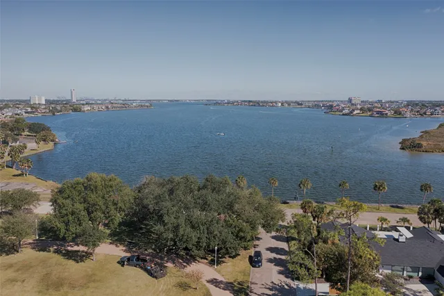 $565,000 | 18502 Vinland Drive, Nassau Bay, TX 77058