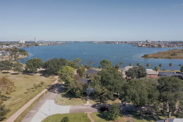 $565,000 | 18502 Vinland Drive, Nassau Bay, TX 77058