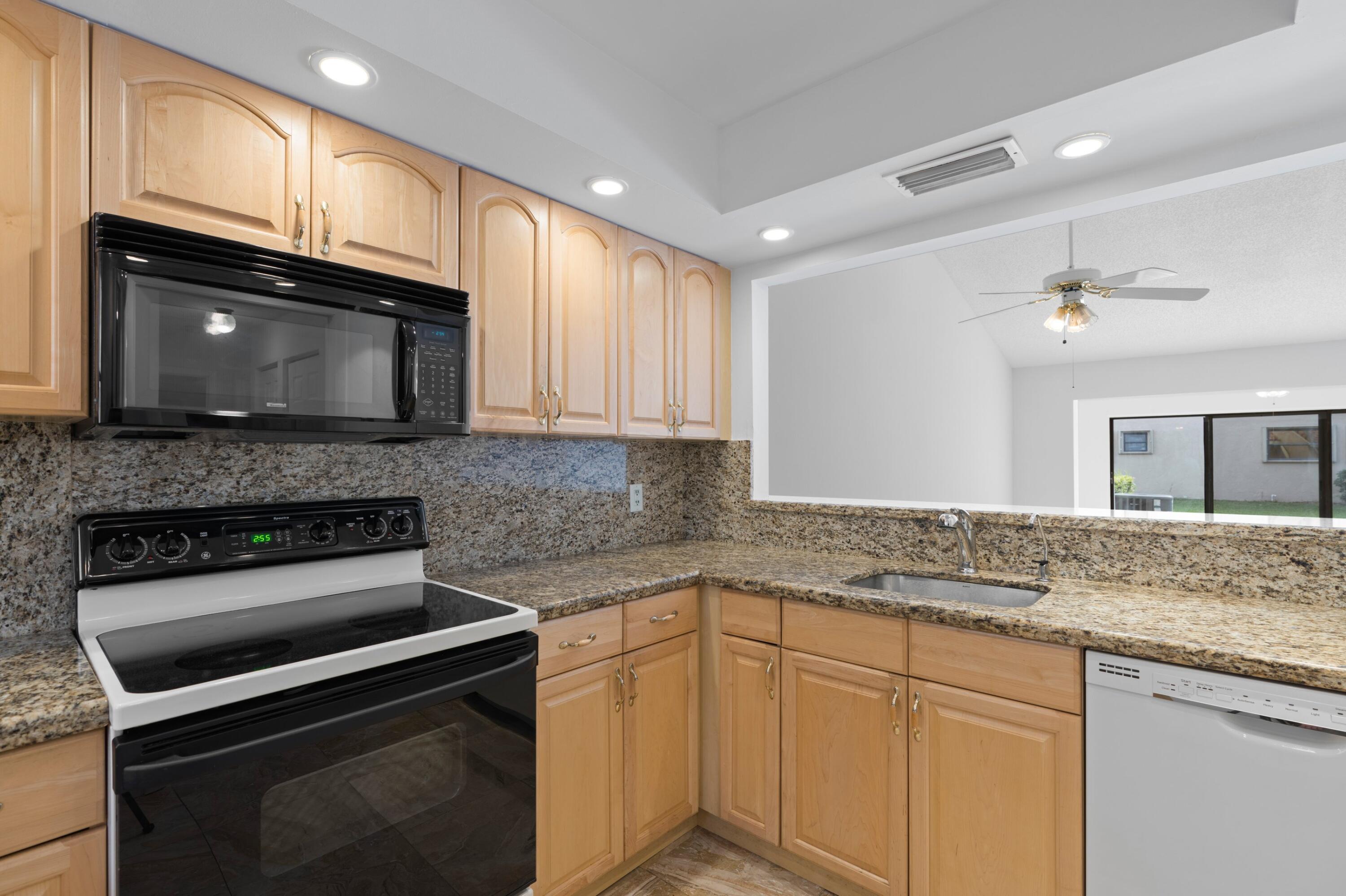 6944 Escobar Court Boca Raton, FL 33433 - Photo 7 of 36 Kitchen Bar
