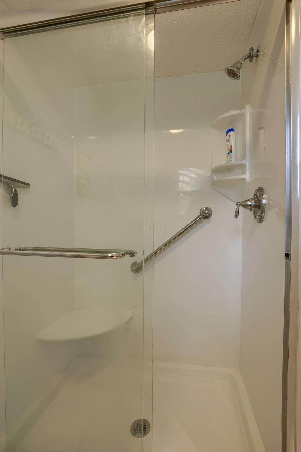 7770 Sanbrooke Road Dublin, OH 43016 - Photo 25 of 47 Owner's Full Bathroom