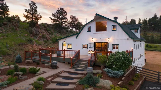 a view of a yard in front of house