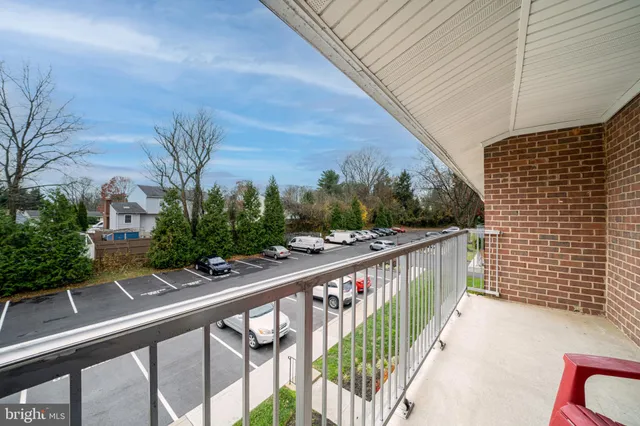 a view of a livingroom with furniture and a ceiling fan