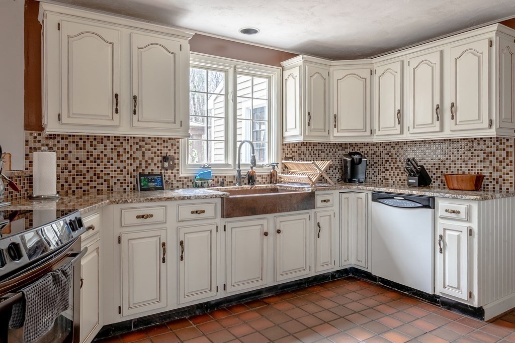 291 Hudson Road Bolton, MA 01740 - Photo 4 of 30 Gallery Image 4