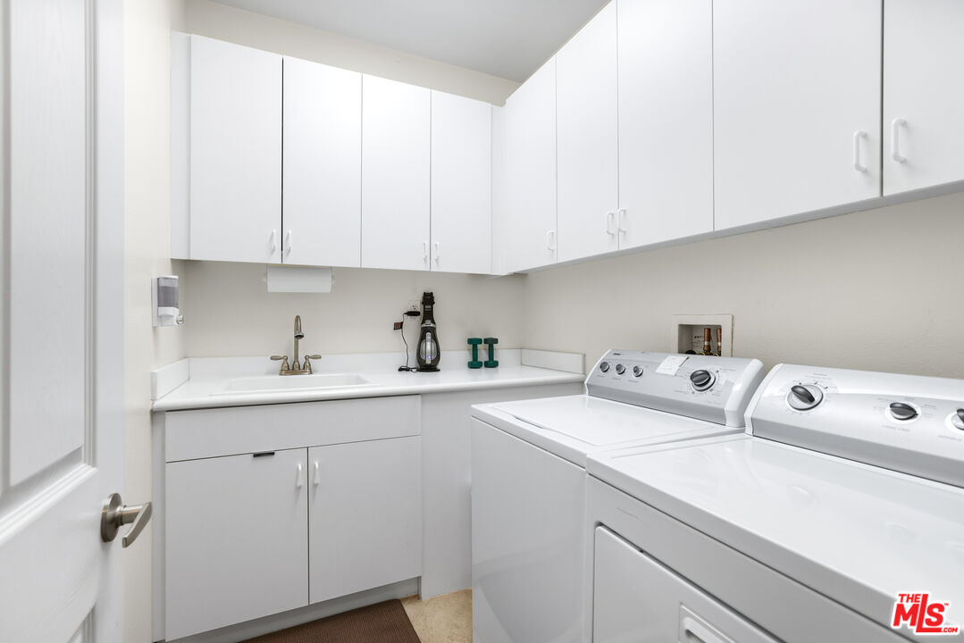 98 Via Santo Tomas Drive Rancho Mirage, CA 92270 - Photo 40 of 45 a utility room with dryer and washer