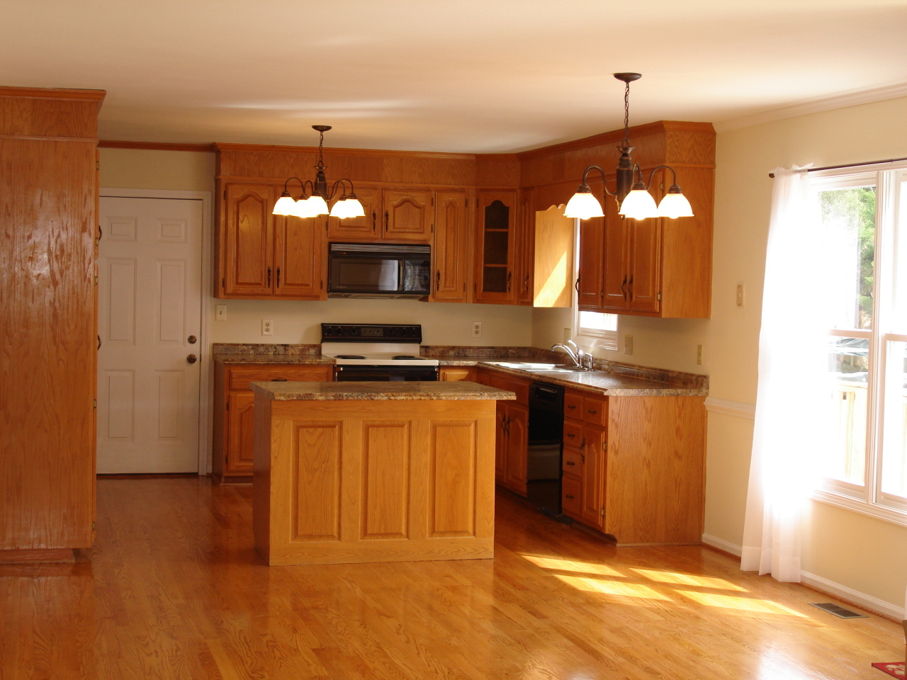 1738 Millbridge Road Salem, VA 24153 - Photo 9 of 20 Large kitchen
