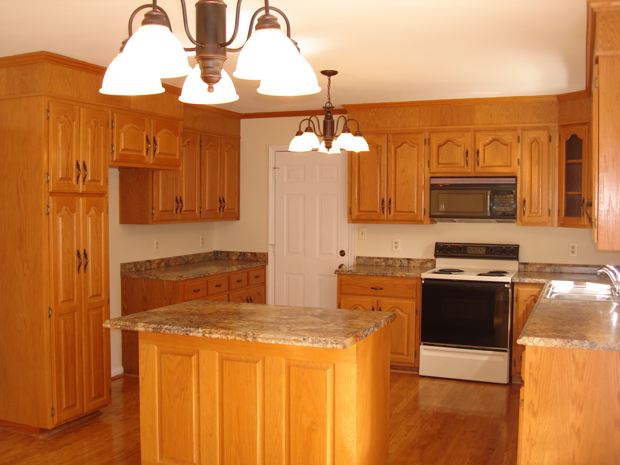1738 Millbridge Road Salem, VA 24153 - Photo 10 of 20 Large Kitchen
