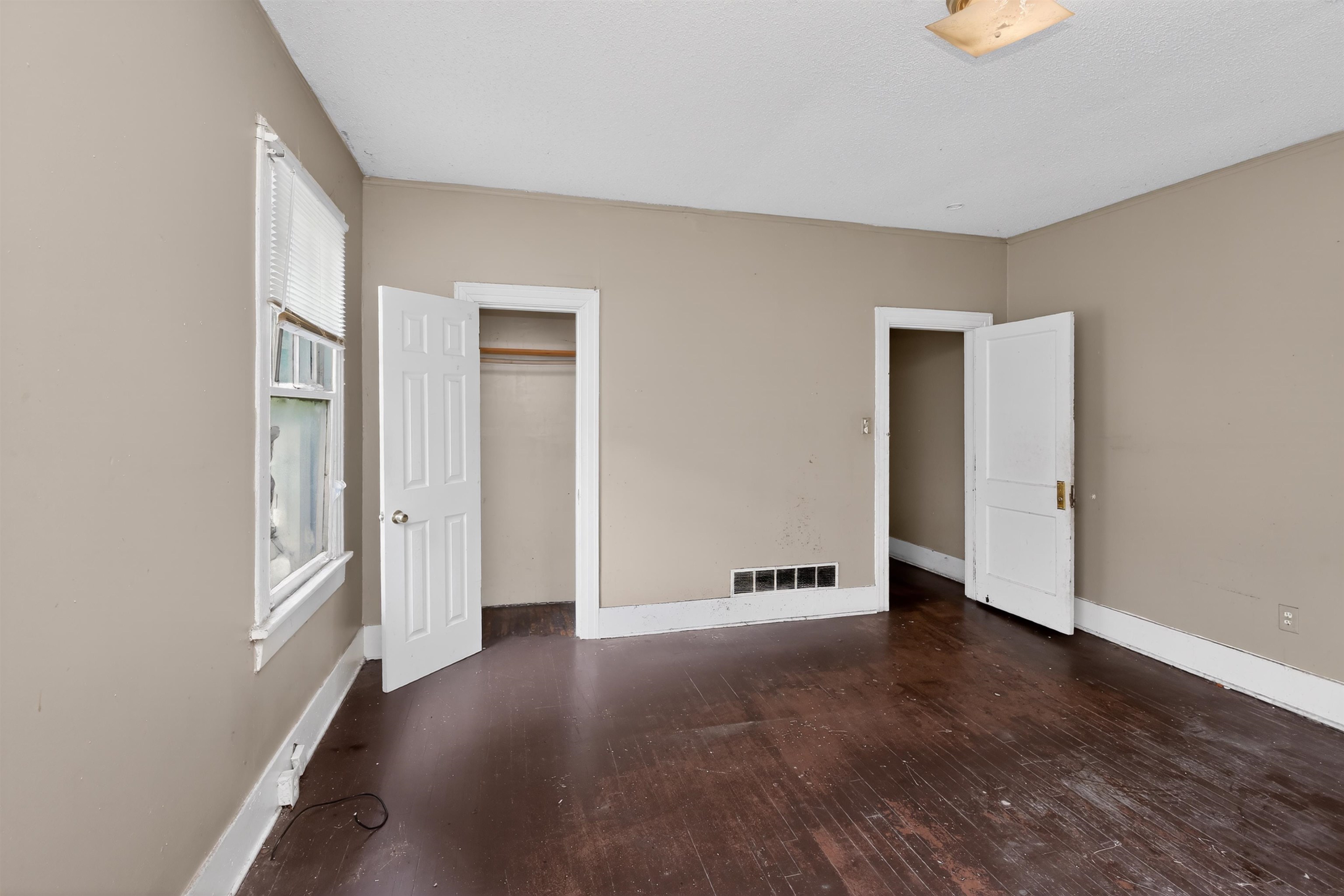 810 Hale Road Memphis, TN 38116 - Photo 18 of 30 Room featuring dark wood-finish flooring and neutral-toned walls