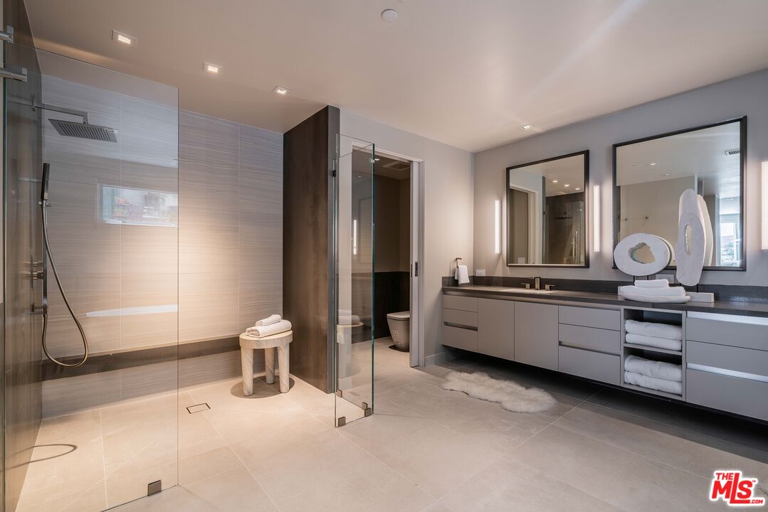 2391 Roscomare Road, Unit 401 Los Angeles, CA 90077 - Photo 4 of 22 a room with a bed and a mirror