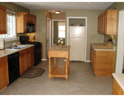 9 Hunters Lane Ashland, MA 01721 - Photo 8 of 26 Gallery Image 8