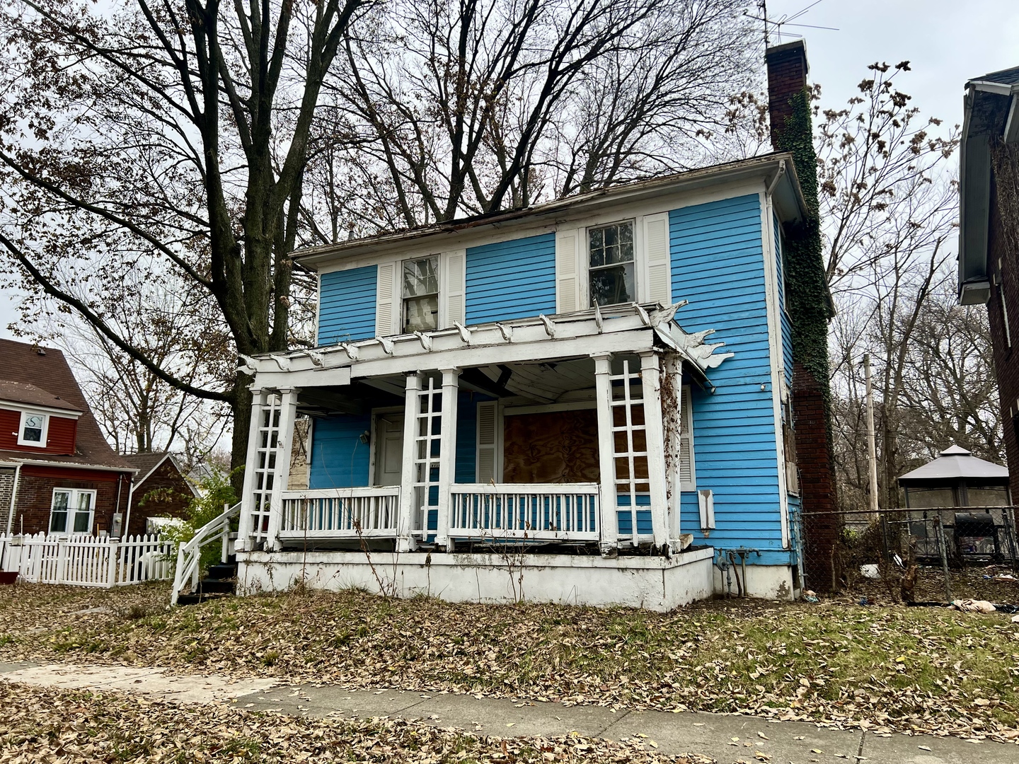 254 West Leafland Avenue Decatur, IL 62522 - Photo 4 of 6 a view of a house with a yard and large tree