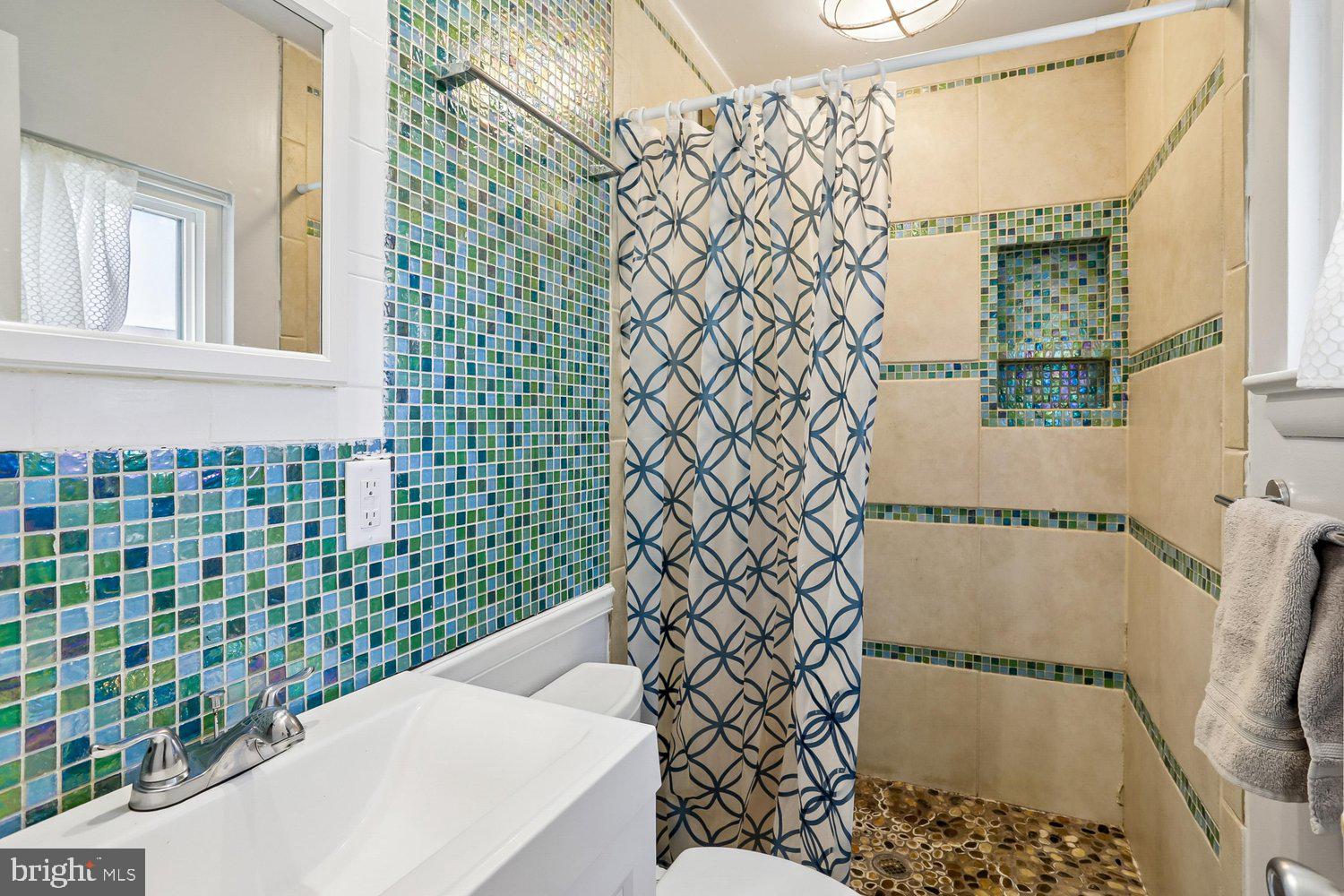 19932 Westerly Avenue Poolesville, MD 20837 - Photo 19 of 40 Primary Full Bath