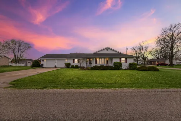 $359,000 | 401 South Gehle Street, St. Peter, IL 62880