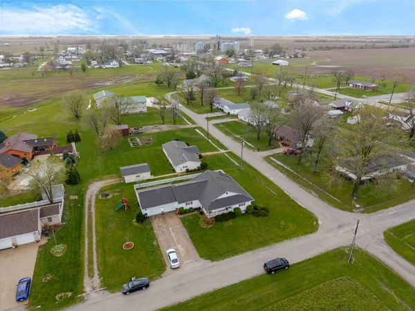 $359,000 | 401 South Gehle Street, St. Peter, IL 62880