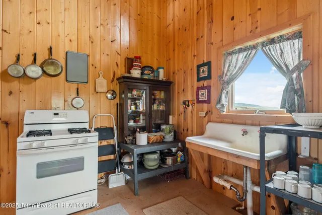 $1,100,000 | 15 Rainbow Drive, Cora, WY 82925