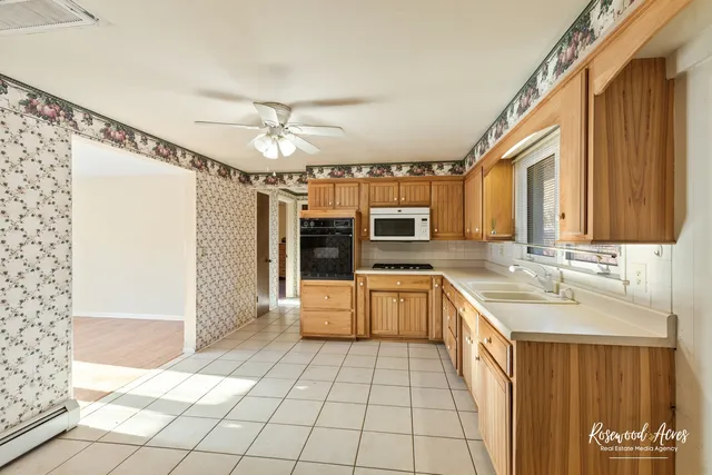 a view of empty room with window