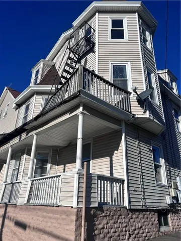 $1,700 | 111 Burnett Street, Unit 3, Providence, RI 02907
