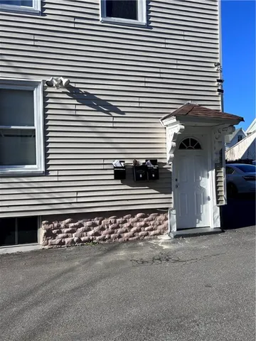 $1,700 | 111 Burnett Street, Unit 3, Providence, RI 02907