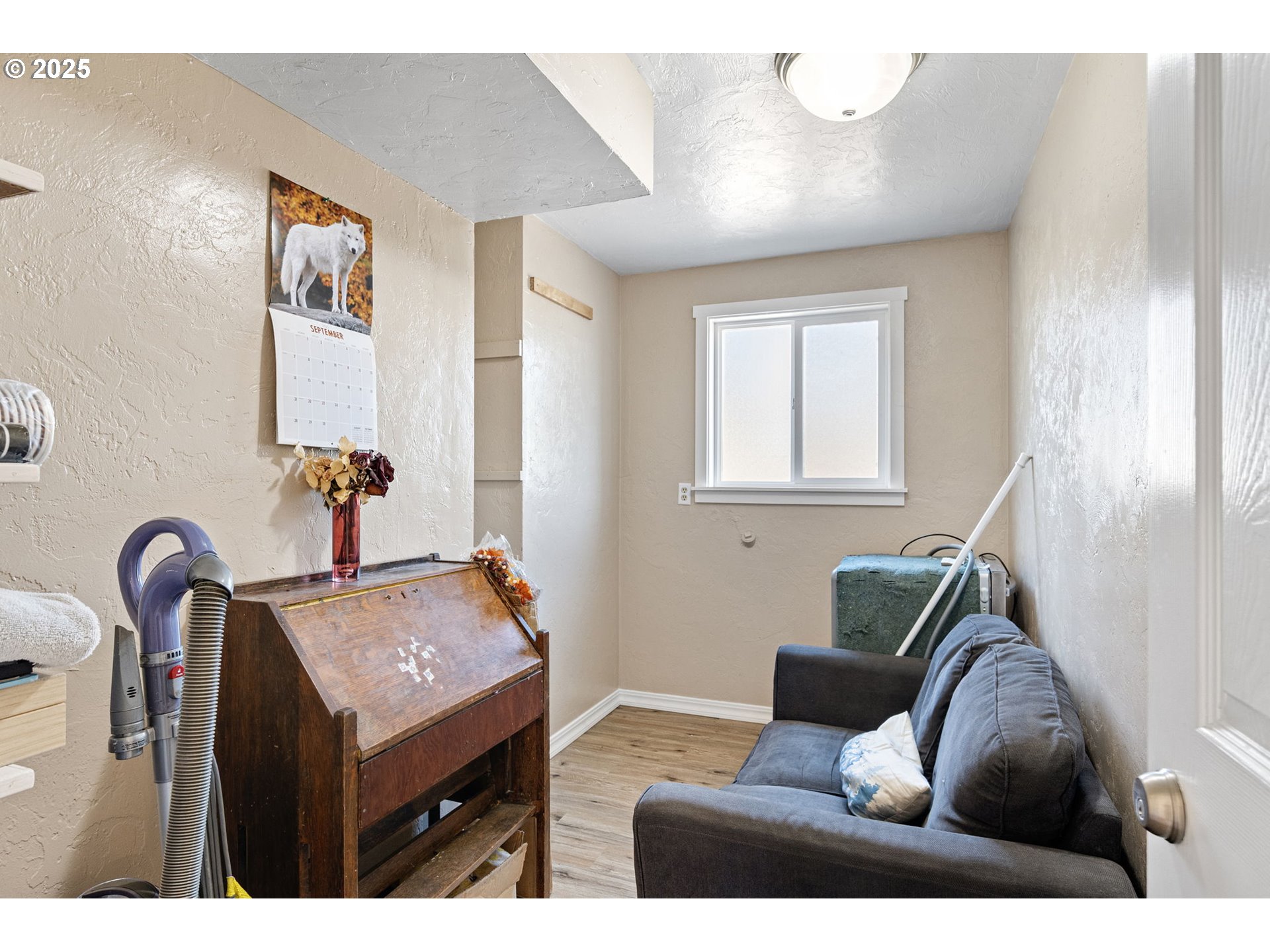2105 16th Street Florence, OR 97439 - Photo 23 of 48 a living room with furniture and a window