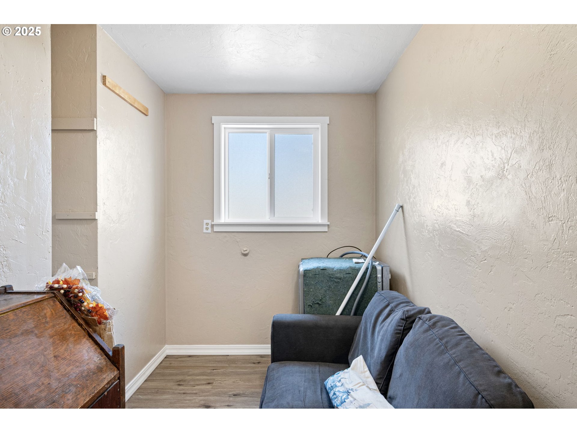 2105 16th Street Florence, OR 97439 - Photo 24 of 48 a living room with furniture and a window