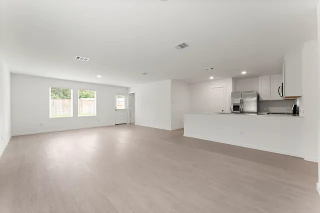 $1,600 | 468 Shoreview Drive, Conroe, TX 77303