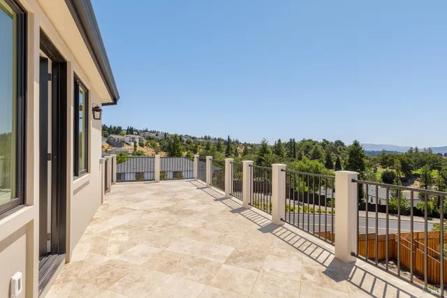 $2,195,000 | 3724 Lakebriar Place, Santa Rosa, CA 95403