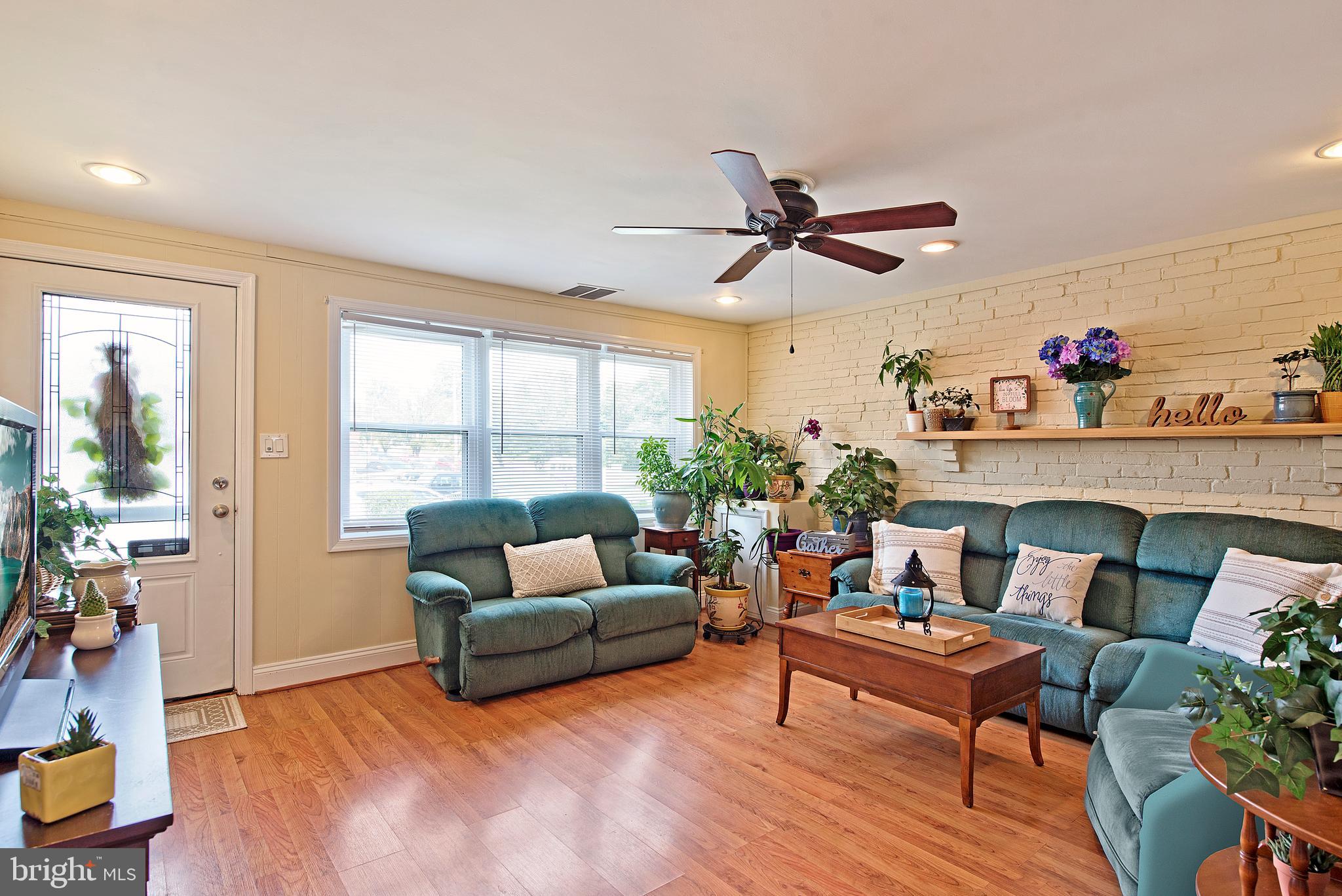 2791 Yarnall Road Baltimore, MD 21227 - Photo 3 of 21 Living Room