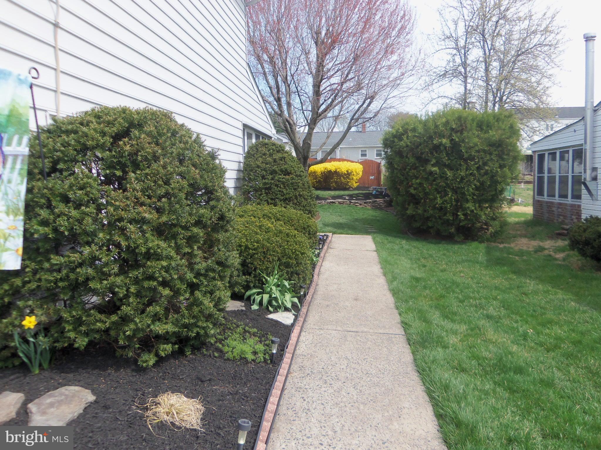 915 Phillips Road Warminster, PA 18974 - Photo 3 of 36 Side Yard