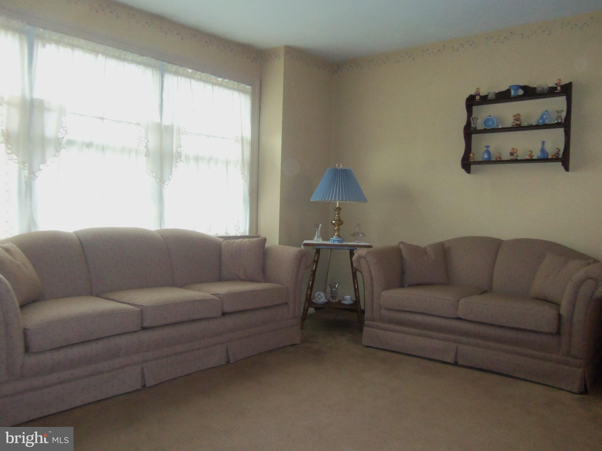 915 Phillips Road Warminster, PA 18974 - Photo 7 of 36 Livig Room