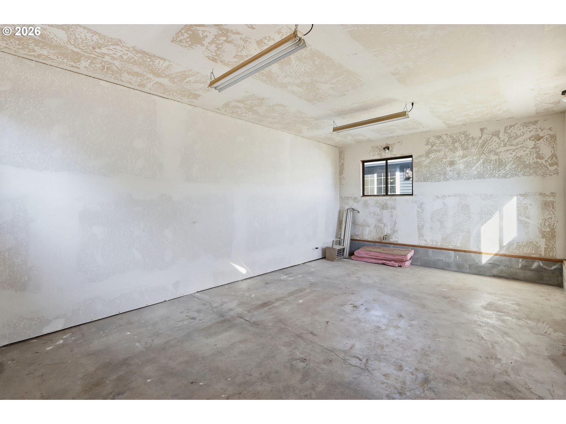 1467 South 7th Street Cottage Grove, OR 97424 - Photo 28 of 48 a view of a garage