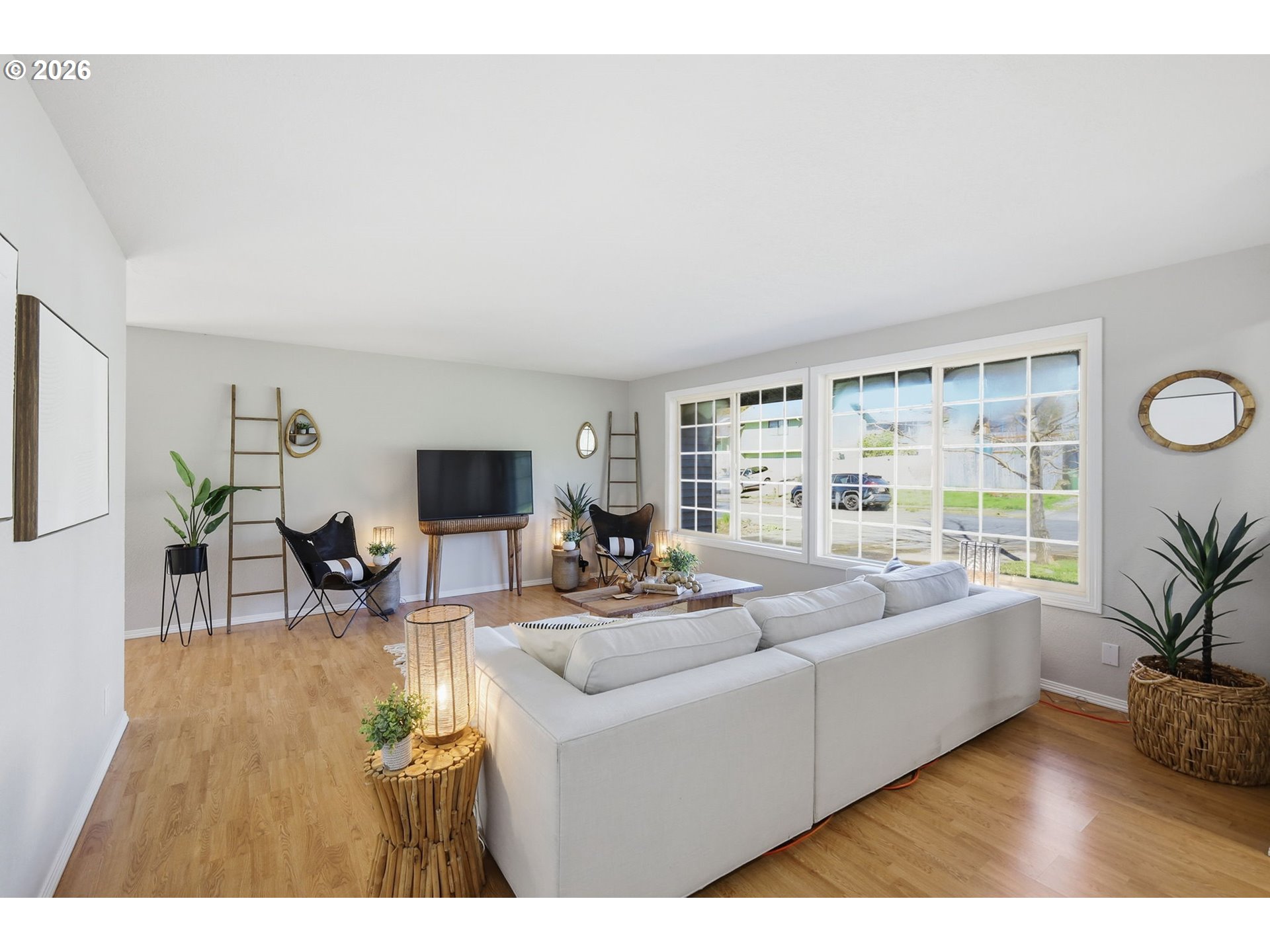 1467 South 7th Street Cottage Grove, OR 97424 - Photo 5 of 48 a living room with furniture and a flat screen tv