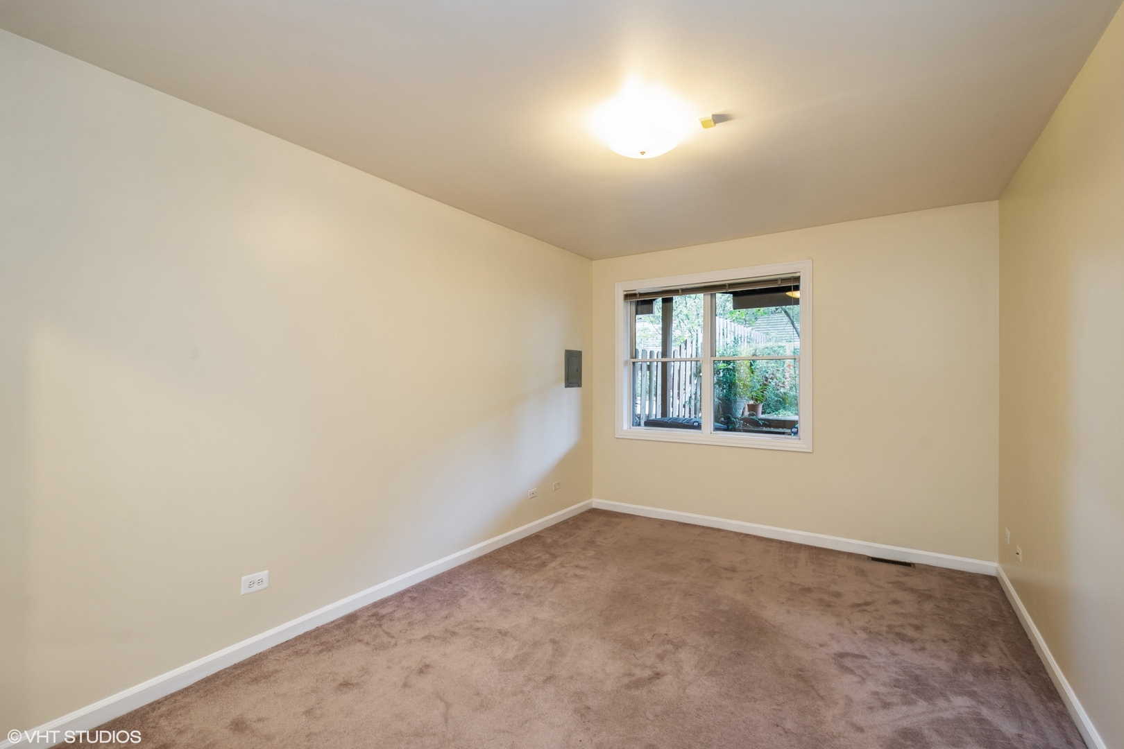 1550 West Jackson Boulevard, Unit 1 Chicago, IL 60607 - Photo 7 of 10 an empty room with windows