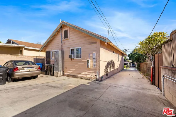 a view of a car park in front of house