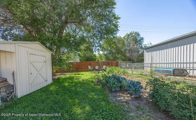 a view of backyard of the house