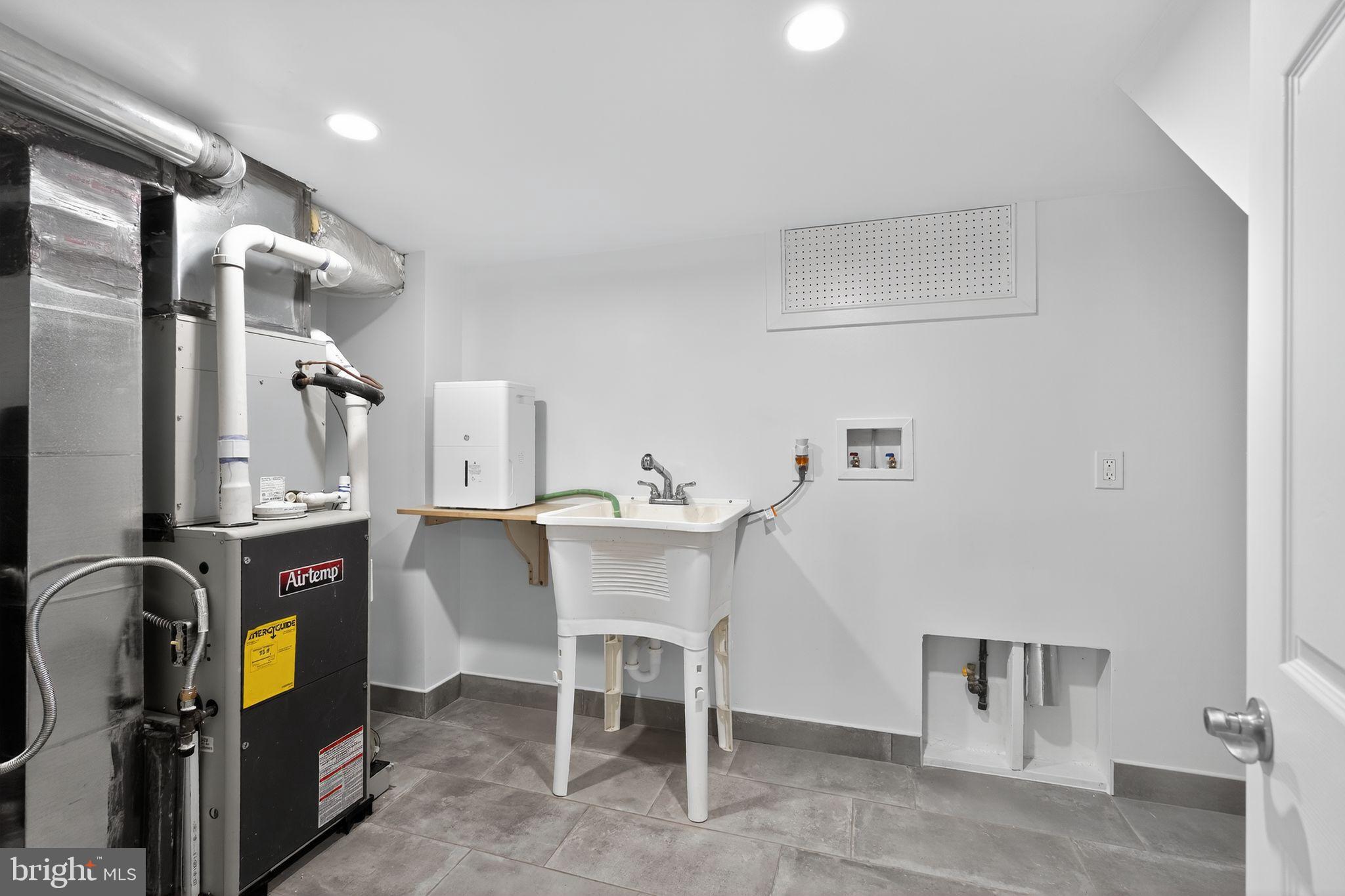 615 Sigel Street Philadelphia, PA 19148 - Photo 26 of 28 a dining room with furniture and window