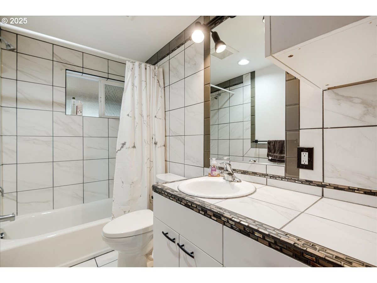 77 Nimmo Road Kalama, WA 98625 - Photo 17 of 36 Attached Bathroom #1