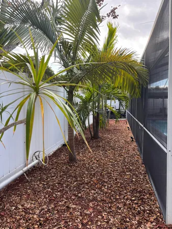 a view of entryway with a yard