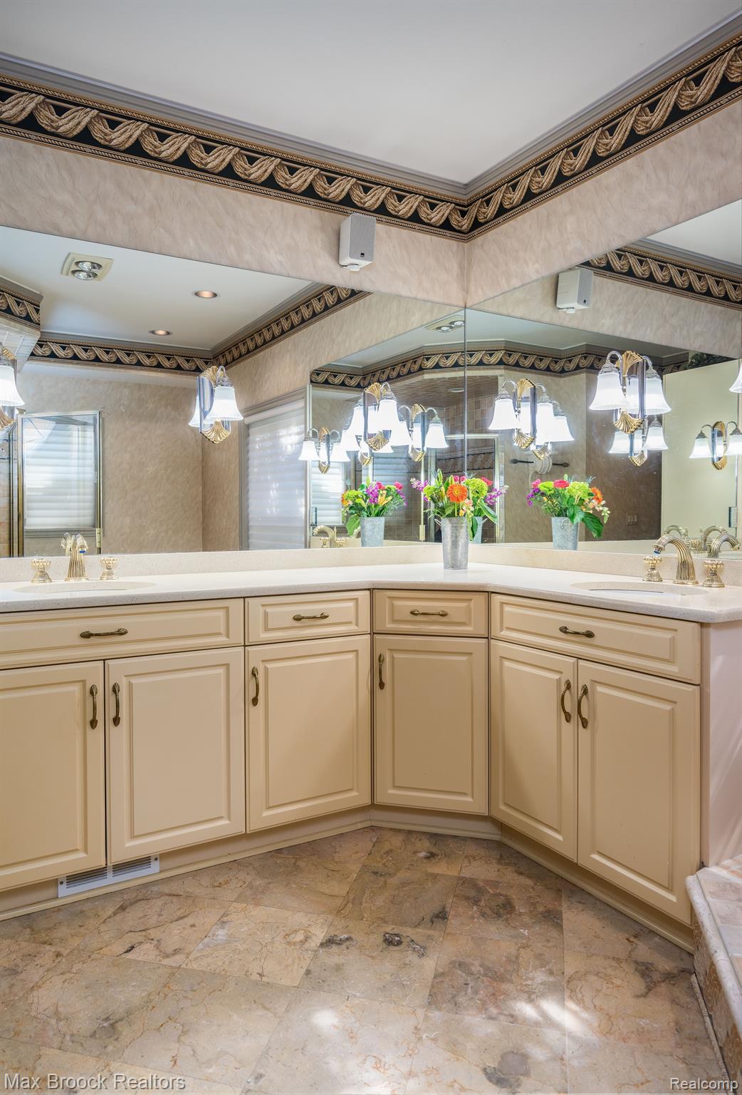 46 Ridge Road Pleasant Ridge, MI 48069 - Photo 25 of 53 Main Level Primary Bathroom