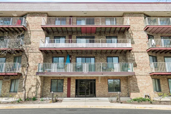 $260,000 | 5400 Astor Lane, Unit 411, Rolling Meadows, IL 60008