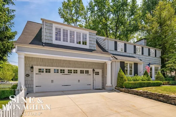 $789,000 | 370 Country Club Lane, Grosse Pointe Farms, MI 48236