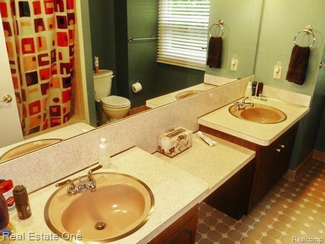 541 Ridgewood Road Rochester, MI 48306 - Photo 19 of 24 master_bath