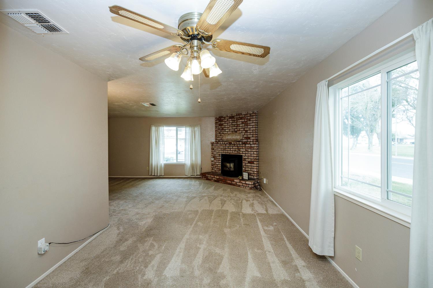 495 Valdapena Way Escalon, CA 95320 - Photo 13 of 43 a view of a livingroom with a ceiling fan and window