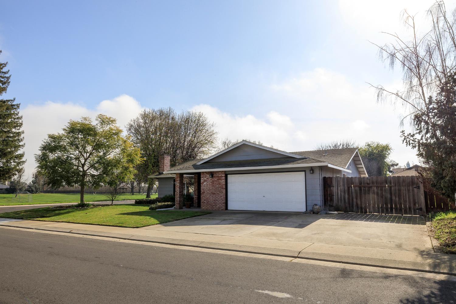 495 Valdapena Way Escalon, CA 95320 - Photo 3 of 43 a front view of a house with a garden