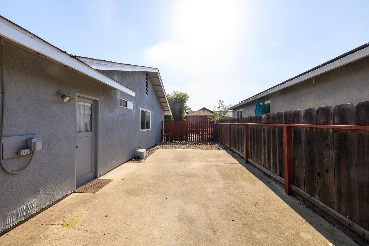 495 Valdapena Way Escalon, CA 95320 - Photo 36 of 38 a view of a porch