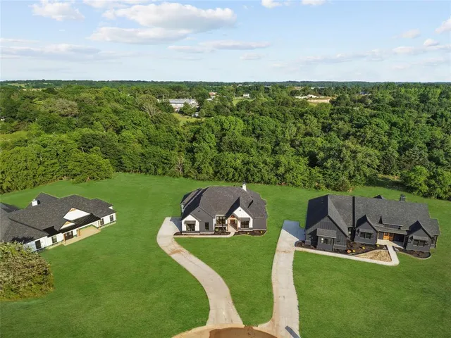 a view of a garden with sitting area