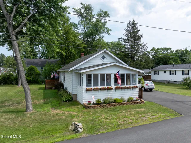 $1,800 | 33 Clinton Street, East Greenbush, NY 12144