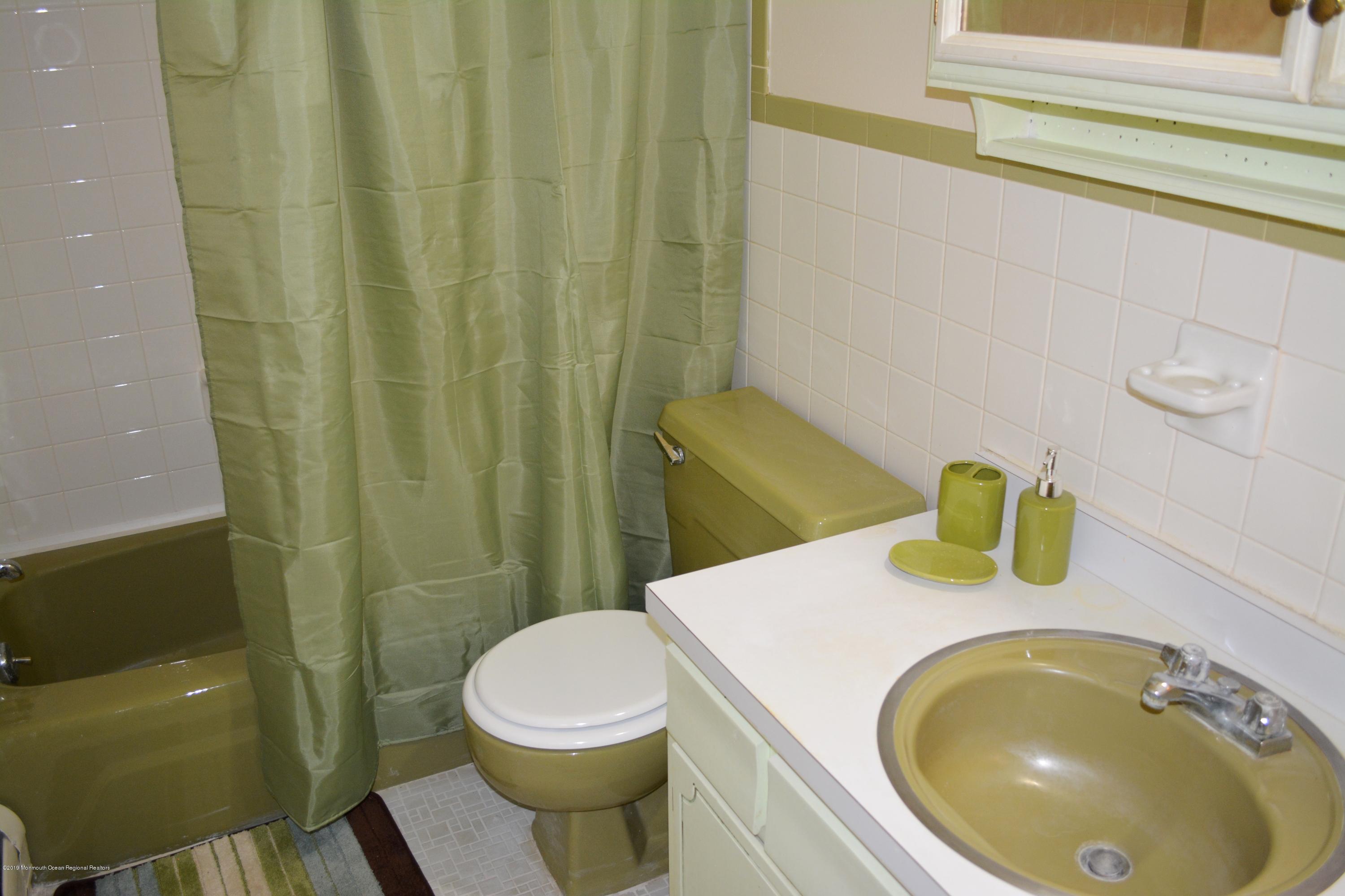 243 County Road 539 Cream Ridge, NJ 08514 - Photo 13 of 29 Hallway bath