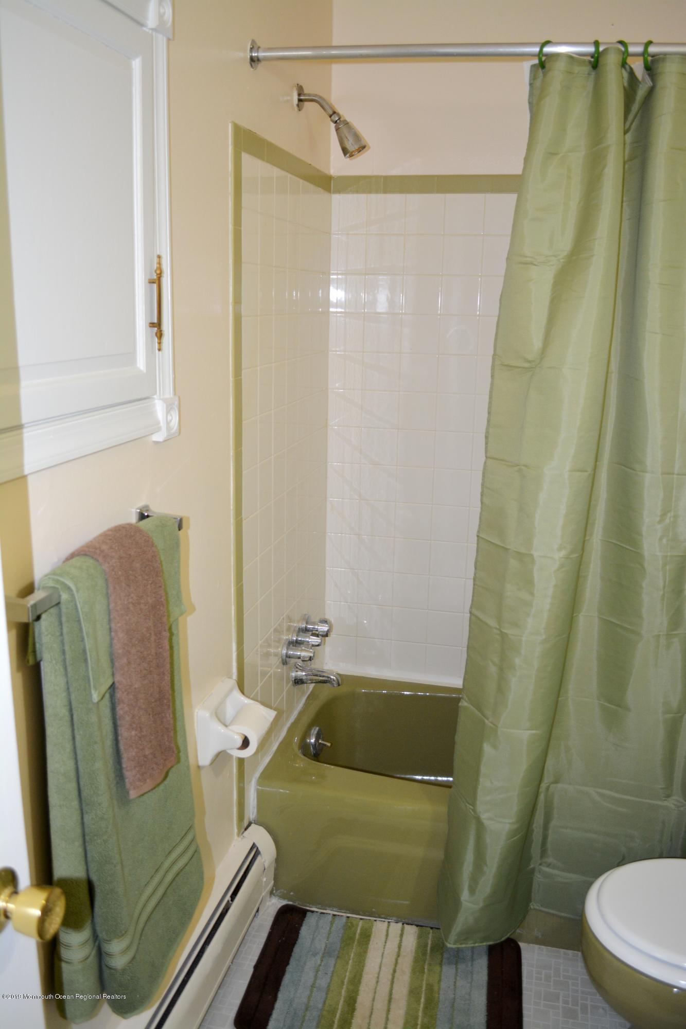 243 County Road 539 Cream Ridge, NJ 08514 - Photo 14 of 29 Hallway bath