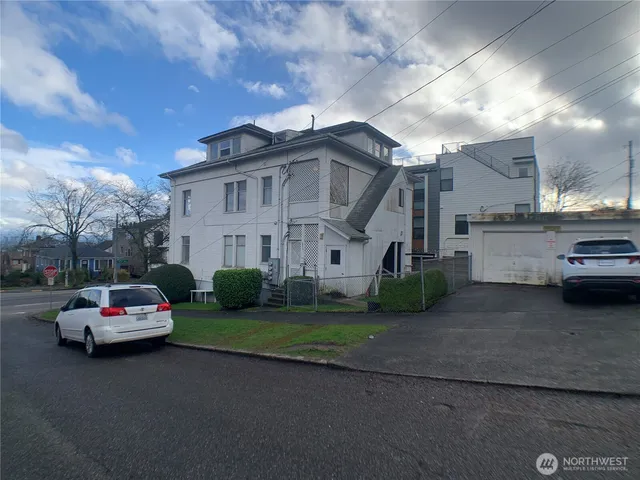 $1,950 | 621 23rd Avenue East, Unit 2ND F, Seattle, WA 98112