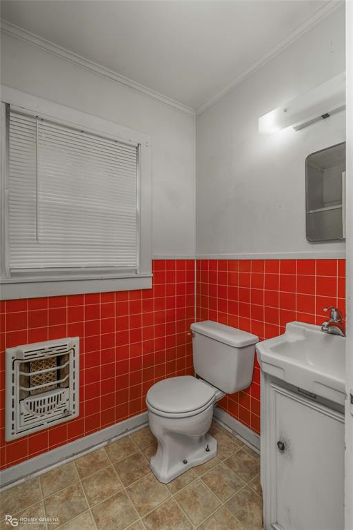 515 Davis Street Minden, LA 71055 - Photo 21 of 28 a bathroom with a toilet a sink and a shower