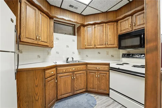 $950,000 | 23900 East 88th Street, Lee's Summit, MO 64064